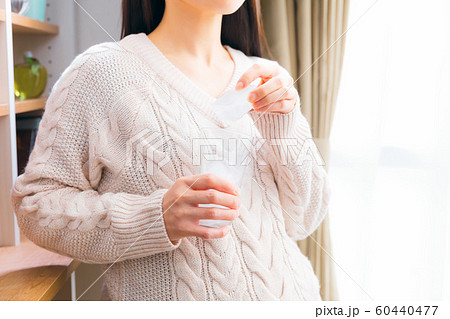 氷を食べる妊婦 60440477