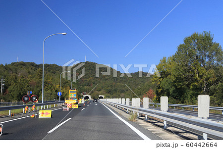 岡山自動車道下り線、塔坂トンネル付近の道路工事 60442664