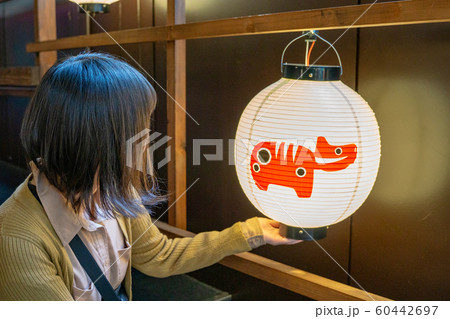 赤べこの提灯と女性 赤べこの提灯と女性 60442697