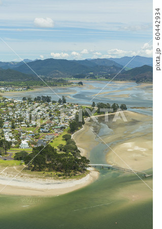 ニュージーランド タイルア パク山の山頂からのパウアヌイの写真素材