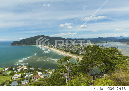 ニュージーランド タイルア パク山の山頂からのパウアヌイの写真素材