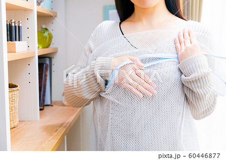 洗濯ネットを持つ女性　粗目 60446877
