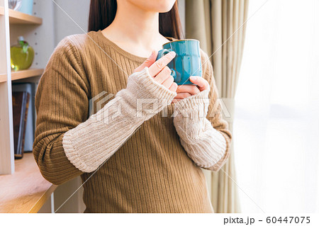 温かい飲み物を飲む女性 アームウォーマー 温かい飲み物を飲む女性 アームウォーマー 60447075