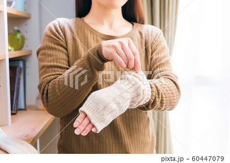 アームウォーマーを着用する女性 60447079