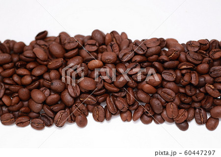 コーヒー豆 (珈琲豆 小粒 焙煎 飲食 実 飲み物 ドリンク ブレンド カフェイン コピースペース) コーヒー豆 (珈琲豆 小粒 焙煎 飲食 実 飲み物 ドリンク ブレンド カフェイン コピースペース) 60447297