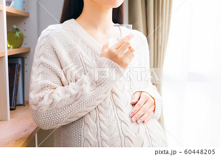 水を飲む妊婦 60448205
