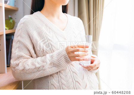 水を飲む妊婦 60448208