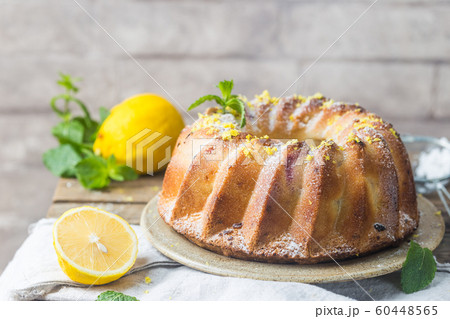 Lemon bundt cake 60448565