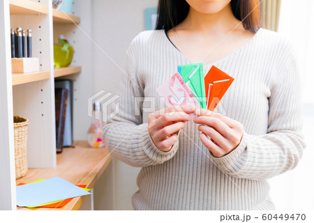 折り紙を折る女性　ポチ袋 60449470