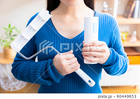 粘着クリーナーを交換する女性 60449653