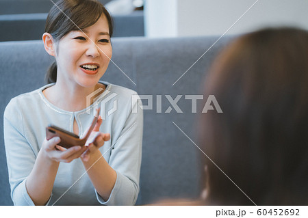 30代 女性 スマホいじり 30代 女性 スマホいじり 60452692