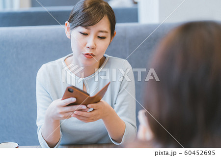 30代　女性　スマホいじり 60452695