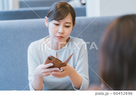 30代　女性　スマホいじり 60452696