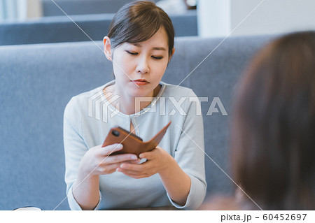 30代　女性　スマホいじり 60452697