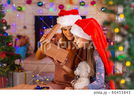 Mom and girl opened the gift lid and peeked into 60453843