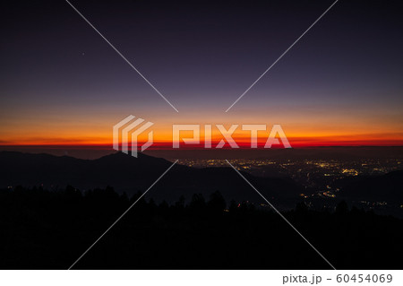《熊本県 阿蘇山》 草千里展望所からの夕焼けと夜景と宵の明星 60454069