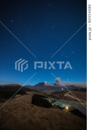 《熊本県 阿蘇山》 草千里展望所からの星空と冬の大三角形と冬のダイヤモンドと阿蘇山の噴煙 《熊本県 阿蘇山》 草千里展望所からの星空と冬の大三角形と冬のダイヤモンドと阿蘇山の噴煙 60454080