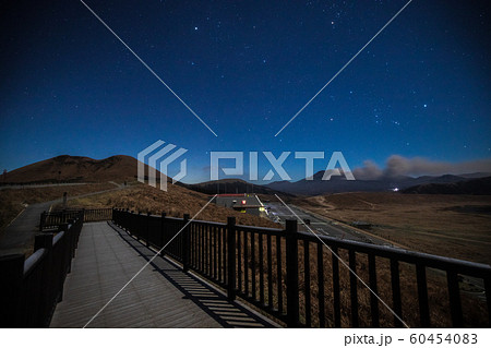 《熊本県 阿蘇山》 草千里展望所からの星空とオリオン座とぎょしゃ座と阿蘇山の噴煙 60454083