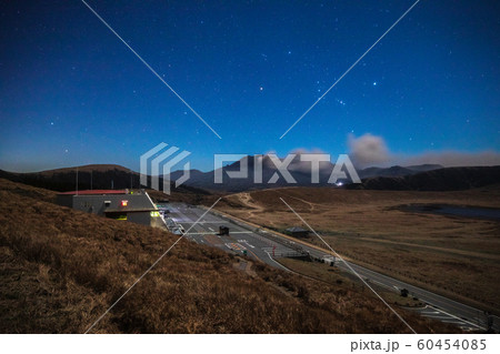 《熊本県 阿蘇山》 草千里展望所からの星空とオリオン座とふたご座と阿蘇山の噴煙 60454085
