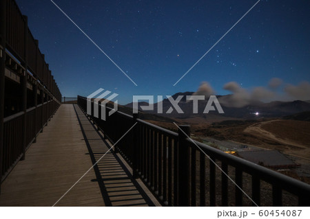 《熊本県 阿蘇山》 草千里展望所からの星空とオリオン座と阿蘇山の噴煙 60454087