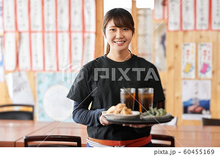 居酒屋で働く女性の求人イメージの写真素材