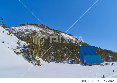 冬の北八ヶ岳 雨池山と山小屋(縞枯山荘) 60457062