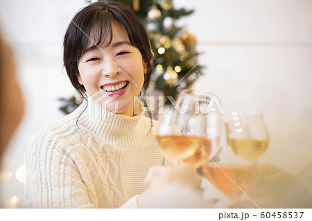 クリスマスパーティ 乾杯 クリスマスパーティ 乾杯 60458537