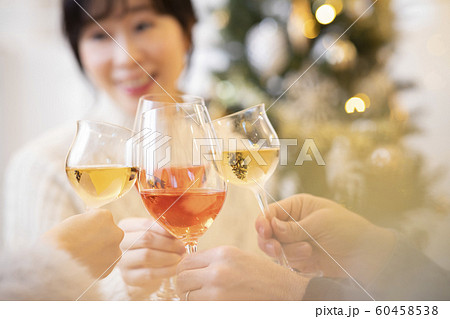 クリスマスパーティ 乾杯 クリスマスパーティ 乾杯 60458538