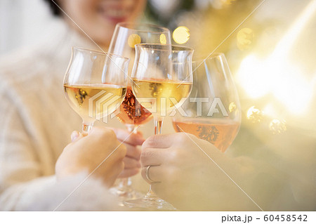 クリスマスパーティ　乾杯 60458542