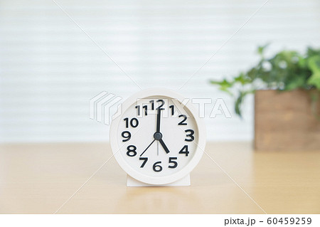 時計　時間　5時　17時　5：00　17：00 60459259