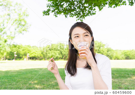 ビールを飲む女性 屋外 ビールを飲む女性 屋外 60459600