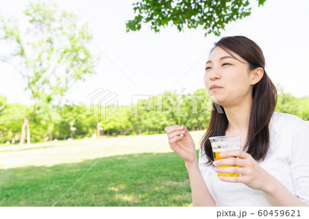 ビールを飲む女性 屋外 ビールを飲む女性 屋外 60459621