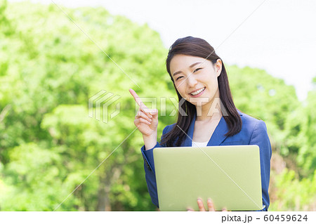 パソコンを見る女性　ビジネス 60459624