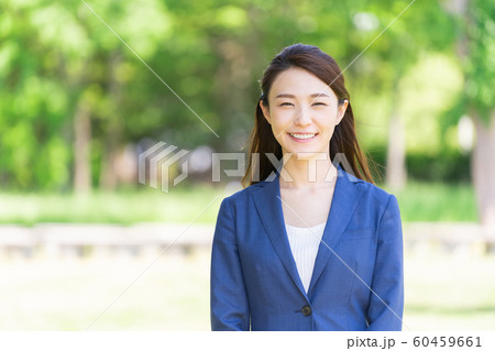 笑顔の女性　ビジネス　屋外 60459661