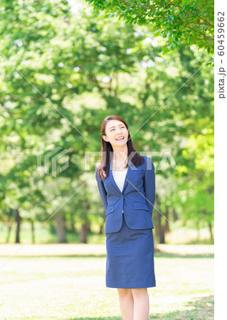 笑顔の女性　ビジネス　屋外 60459662