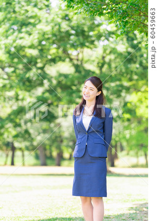 笑顔の女性　ビジネス　屋外 60459663