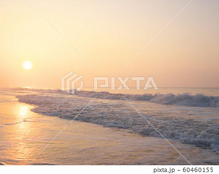 波 太平洋 渥美半島 朝焼け 愛知県田原市 日本 波 太平洋 渥美半島 朝焼け 愛知県田原市 日本 60460155