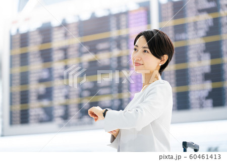 空港、ビジネスウーマン、時計 時間 空港、ビジネスウーマン、時計 時間 60461413