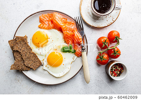 Fried eggs and smoked salmon 60462009