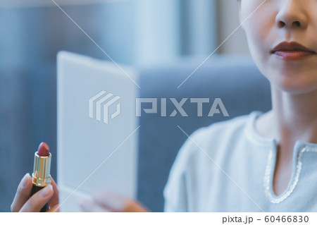 口紅 女性 塗る 口紅 女性 塗る 60466830