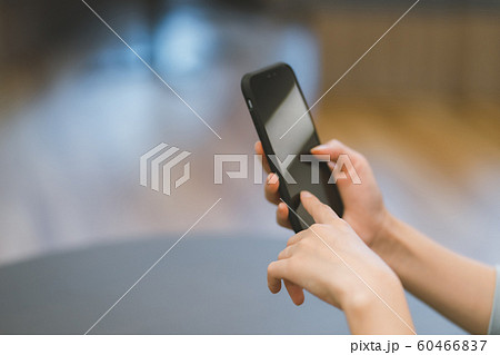 30代　女性　スマホいじり　手元 60466837