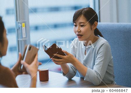 30代　女性　スマホいじり 60466847