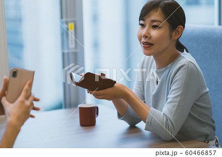 30代 女性 スマホいじり 30代 女性 スマホいじり 60466857