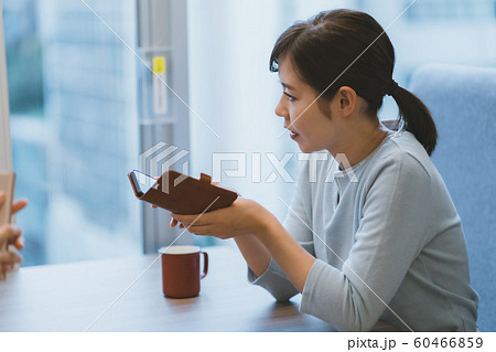 30代 女性 スマホいじり 30代 女性 スマホいじり 60466859