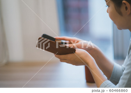 30代 女性 スマホいじり 30代 女性 スマホいじり 60466860