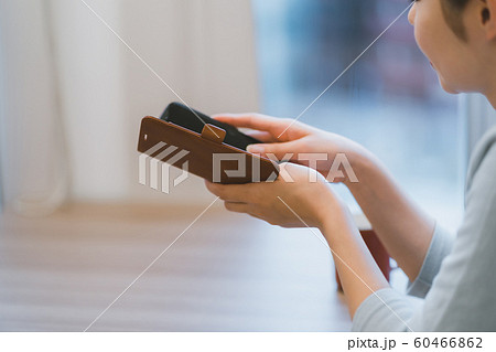 30代　女性　スマホいじり 60466862