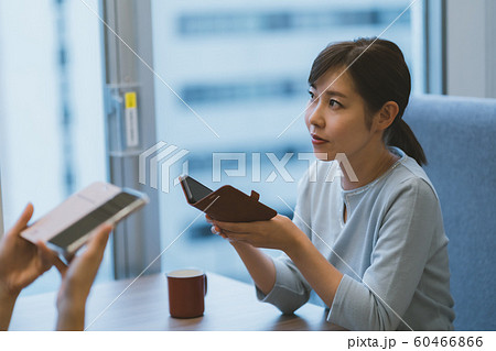 30代 女性 スマホいじり 30代 女性 スマホいじり 60466866