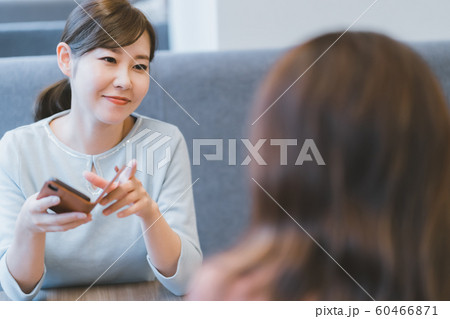 30代　女性　スマホいじり 60466871