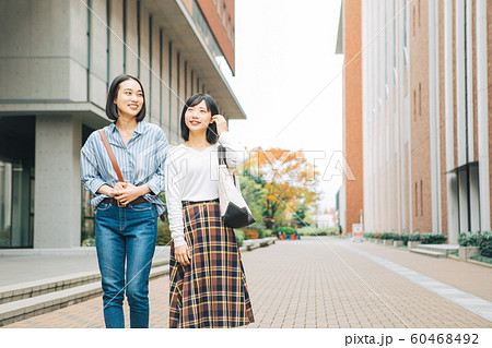 キャンパスを歩く大学生　　撮影協力「近畿大学」　 60468492
