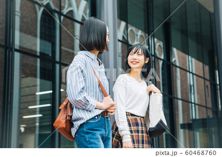 キャンパスを歩く大学生 撮影協力「近畿大学」 キャンパスを歩く大学生 撮影協力「近畿大学」 60468760